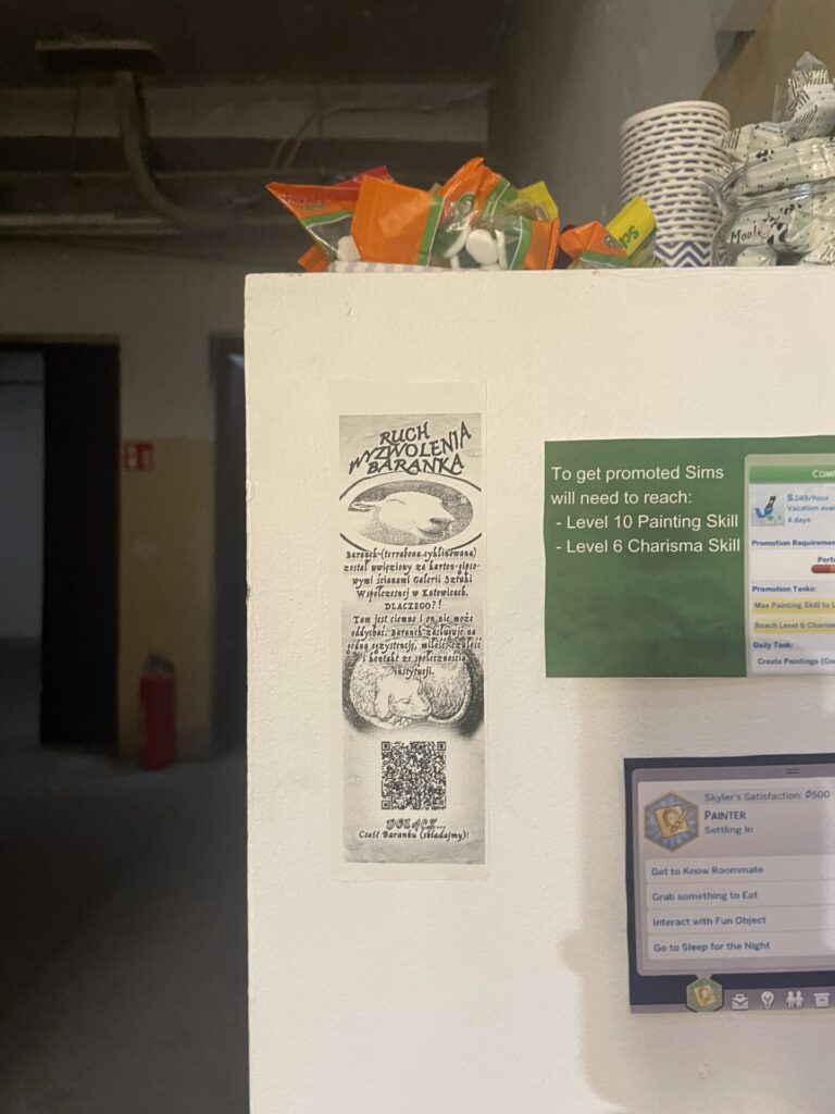 Wlepka z informacją o Baranku na szafce