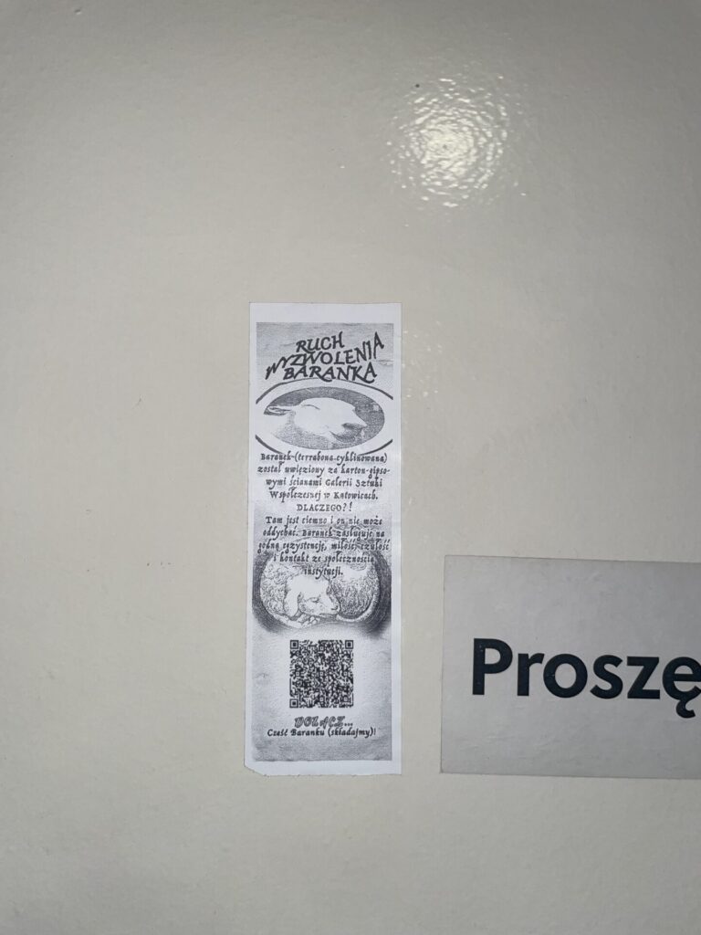Wlepka z informacją o Baranku na drzwiach