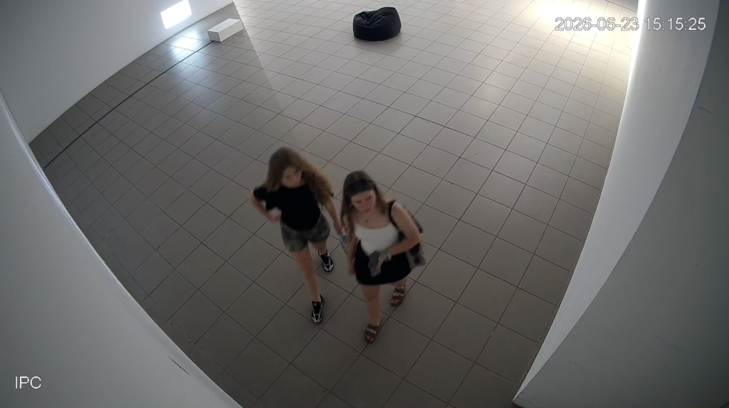 Ujęcie sali BWA z kamery przemysłowej, dwoje ludzi