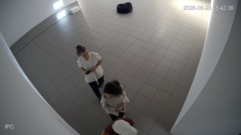 Ujęcie sali BWA z kamery przemysłowej, dwoje ludzi